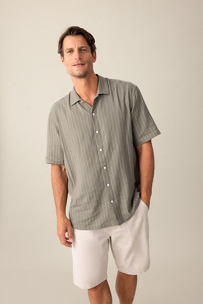 DeFacto Gestreiftes Leinen-Poloshirt mit bequemer Passform – Kurzarm C1111AX24SM