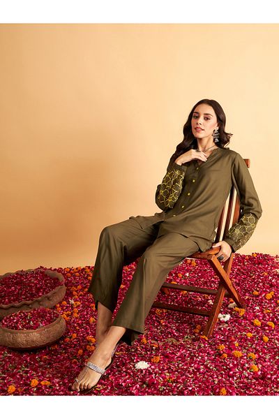 Sassafras By Styli قميص وسروال بأكمام مطرزة بالزهور