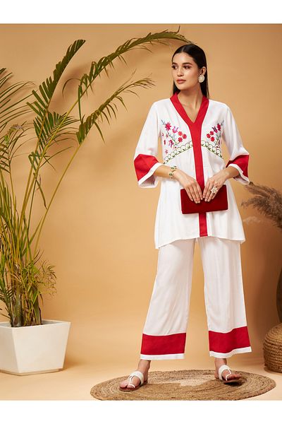Sassafras By Styli بلوزة بحاشية متباينة مطرزة بالزهور وبنطلون بأرجل مستقيمة