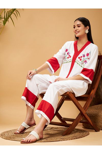 Sassafras By Styli بلوزة بحاشية متباينة مطرزة بالزهور وبنطلون بأرجل مستقيمة