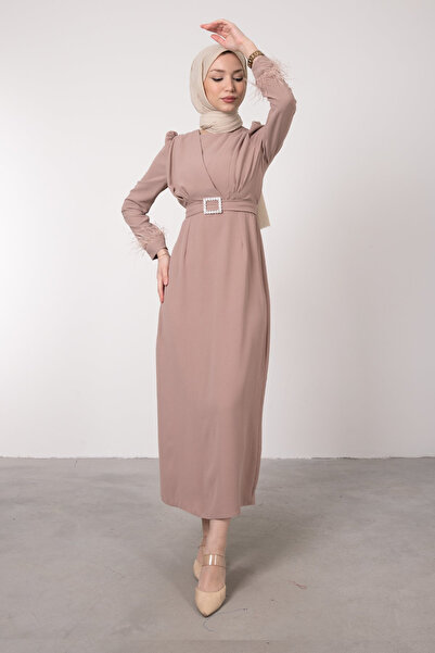 Lamia Giyim Manşeti Tüylü V Yaka Kemerli Tesettür Elbise