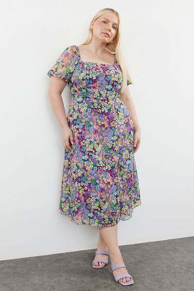 Trendyol Curve Ροζ Floral Print Φόρεμα μεγάλου μεγέθους με τετράγωνο γιακά και λεπτομέρεια μανίκι από μπαλόνι - TBBSS24AH00189