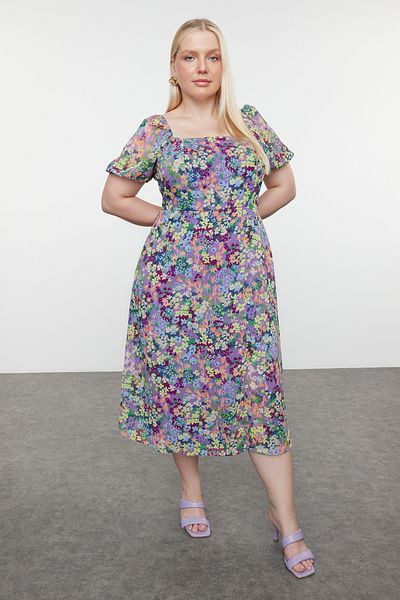 Trendyol Curve Ροζ Floral Print Φόρεμα μεγάλου μεγέθους με τετράγωνο γιακά και λεπτομέρεια μανίκι από μπαλόνι - TBBSS24AH00189