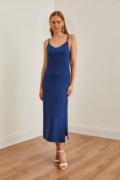 Olalook Marineblaues Midikleid mit weicher Textur und Kristallen – Träger und Schlitze ELB-19002218