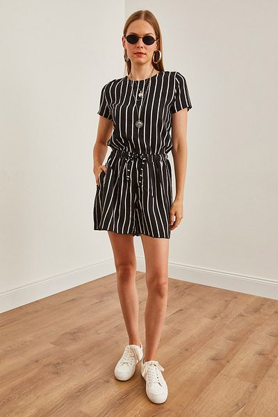 Olalook Schwarzer gestreifter Damen-Shorts-Jumpsuit mit Schnürung und tiefer Taille - TLM-19000154