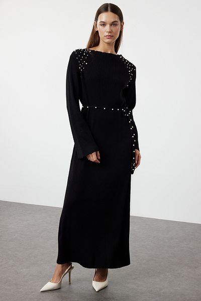 Trendyol Modest Schwarzes, mit Perlen verziertes, geripptes Strickkleid mit Gürtel TCTAW25EB00010