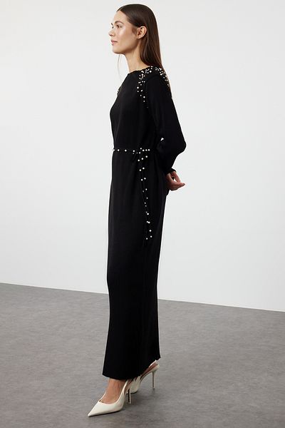 Trendyol Modest Schwarzes, mit Perlen verziertes, geripptes Strickkleid mit Gürtel TCTAW25EB00010