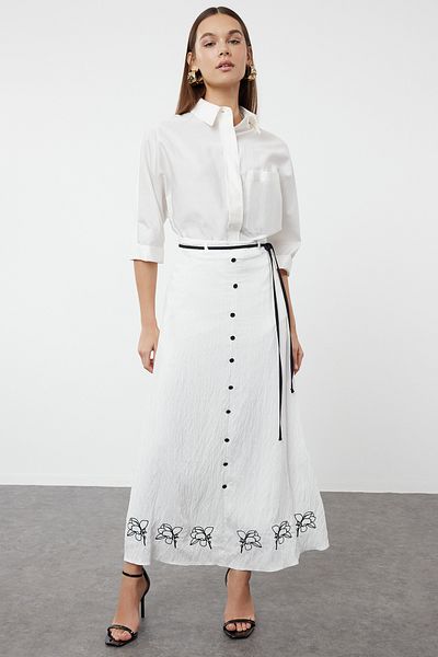 Trendyol Modest Detailní výšivka Ecru tkaná sukně – s páskem a zapínáním na knoflík TCTSS24EE00020