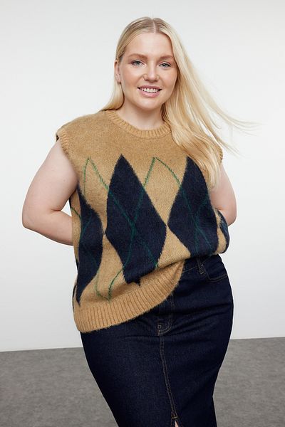 Trendyol Curve Pletený svetr s diamantovým vzorem Camel s výstřihem - TBBAW25DN00000