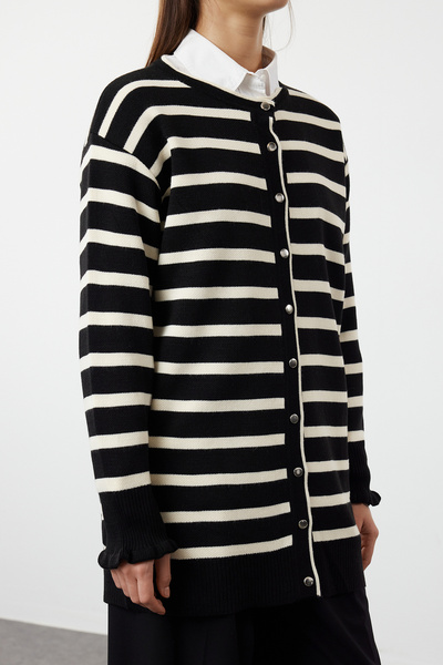 Trendyol Modest Přední pletený svetr s proužkovaným černým kamenem Tctaw25Th00001