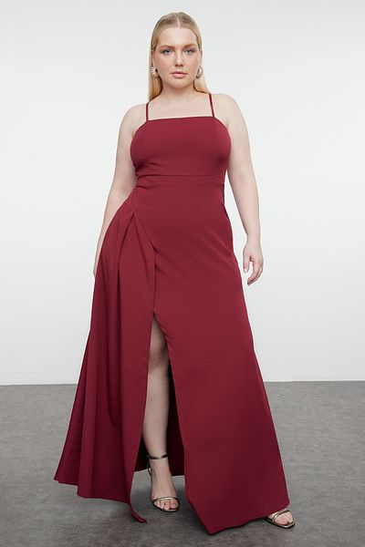 Trendyol Curve Langes, gewebtes Abendkleid in Pflaumenfarbe mit Trägern und Schlitz, Übergröße, Abend-/Abschluss-/Verlobungskleid TBBSS22AD00001