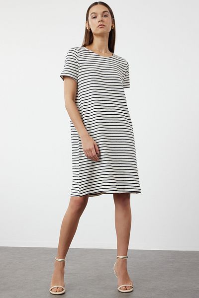 Trendyol Collection Mini úpletové pruhované šaty – Ecru, TWOSS24EL01041