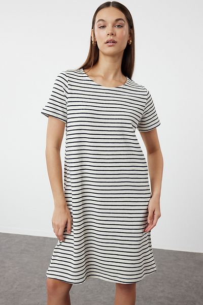 Trendyol Collection Mini úpletové pruhované šaty – Ecru, TWOSS24EL01041