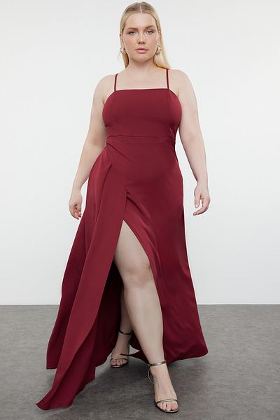Trendyol Curve Langes, gewebtes Abendkleid in Pflaumenfarbe mit Trägern und Schlitz, Übergröße, Abend-/Abschluss-/Verlobungskleid TBBSS22AD00001
