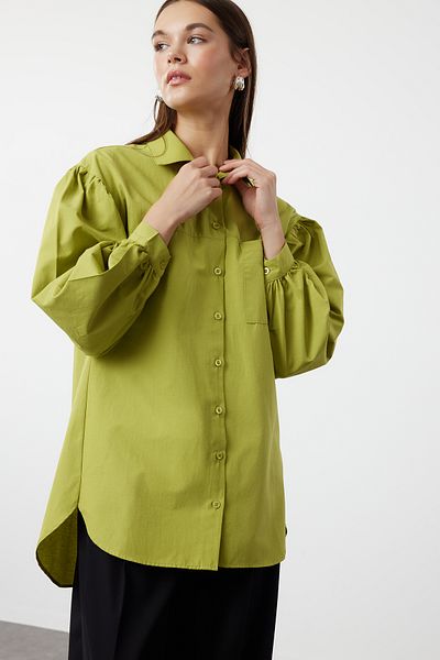 Trendyol Modest Olejově zelený balónkový rukáv Zadní část Dlouhá kapsa Detailní základní tkaná košile TCTSS21GO0976