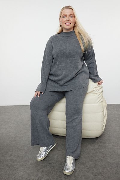 Trendyol Curve Grauer Strick-Unter-Ober-Set mit Stehkragen und Schlitzdetails TBBAW24CP00013
