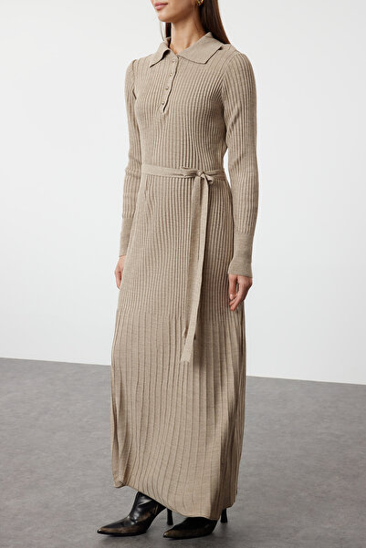 Trendyol Modest Πλεκτό φόρεμα Polo Neck Mink - Ζώνες και ραβδώσεις TCTAW25EB00006