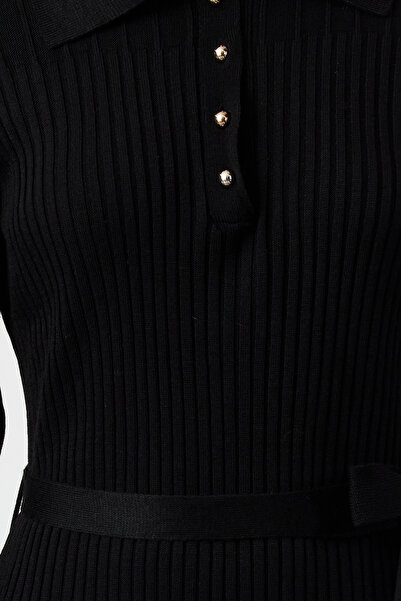 Trendyol Modest Černé šaty z úpletu s páskem Polo s límcem TCTAW25EB00006