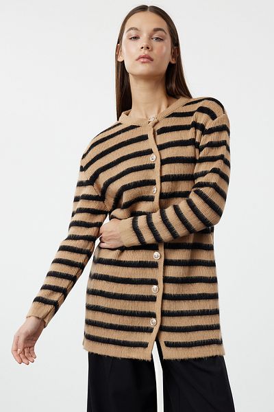 Trendyol Modest Weicher Strick-Cardigan mit braunen Streifen und goldenen Knöpfen – TCTAW24TH00046