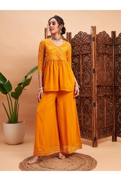 Sassafras By Styli بلوزة بيبلوم مزينة بتفاصيل مجمعة وبنطلون بأرجل واسعة