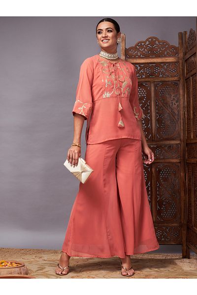 Sassafras By Styli طقم بلوزة مطرزة بربطة عنق ومجموعة Palazzos