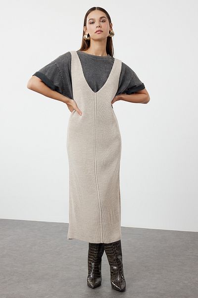 Trendyol Collection Maxi-Strickwestekleid in Steinfarbe mit V-Ausschnitt - TWOAW24EL00011