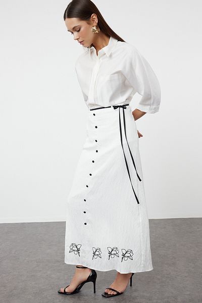 Trendyol Modest Detailní výšivka Ecru tkaná sukně – s páskem a zapínáním na knoflík TCTSS24EE00020