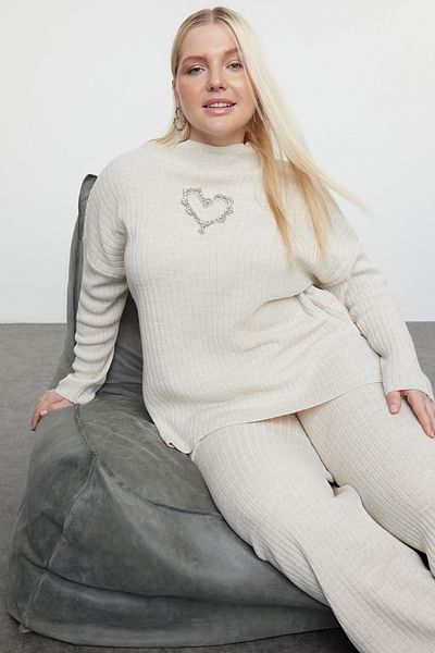 Trendyol Curve Set tricotaje bej pentru partea de sus și de jos - Accesoriu inimă cu nervuri TBBAW25CP00002
