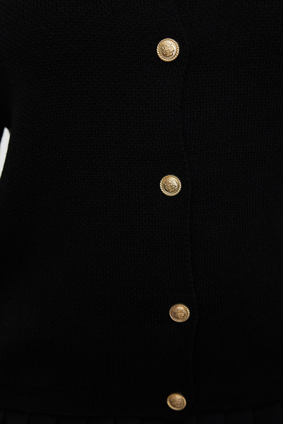 Trendyol Curve Schwarzer Strickcardigan mit Rundhalsausschnitt und Knopfleiste, TBBAW25AV00013