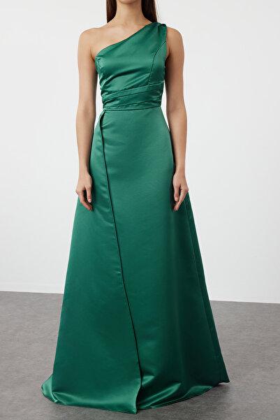 Trendyol Collection Smaragdově zelené saténové večerní šaty na jedno rameno – šaty pro návrat domů TPRSS24AE00231