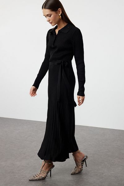 Trendyol Modest Černé šaty z úpletu s páskem Polo s límcem TCTAW25EB00006