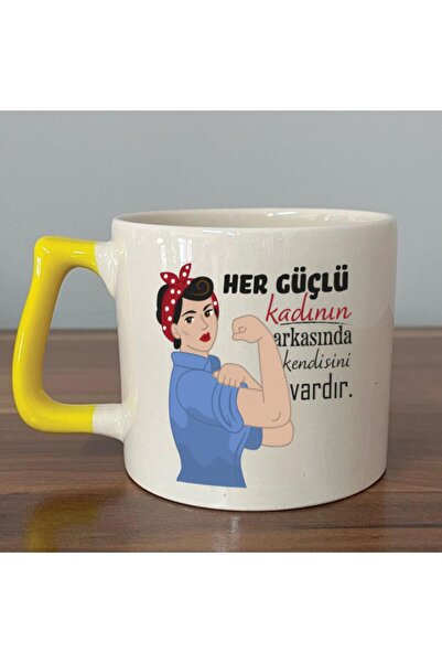 Kırtasiye Ofisi كوب نسائي ذو مقبض أصفر مطبوع عليه عبارة "A Behind Every Stron...