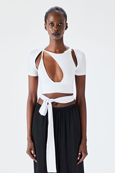 IAMNOTBASIC أعلى ليزا الأبيض