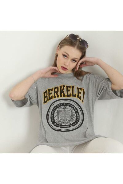 WoolnClyde Γυναικείο μπλουζάκι με κοντό μανίκι με στρογγυλή λαιμόκοψη Casual Berkley Written And με τύπωμα oversized