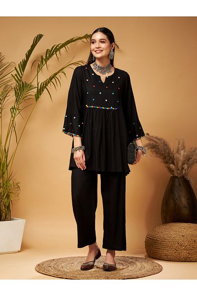 Sassafras By Styli مجموعة كورتي وبالازوس مطرزة بزخرفة بوم بوم على شكل مرآة