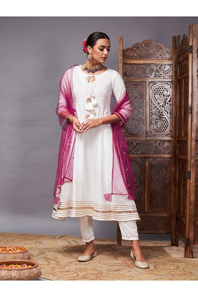 Sassafras By Styli Tassel Tie Up Neck Lace Trim Kurta and Straight Leg Pant with Sequin Mesh Dupatta Set