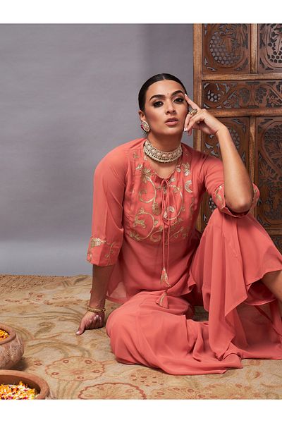 Sassafras By Styli طقم بلوزة مطرزة بربطة عنق ومجموعة Palazzos
