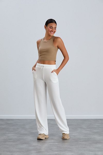 Dream Style Γυναικείο άνετο φούτερ με φαρδιά κοπή σε λευκό χρώμα με φαρδιές τσέπες