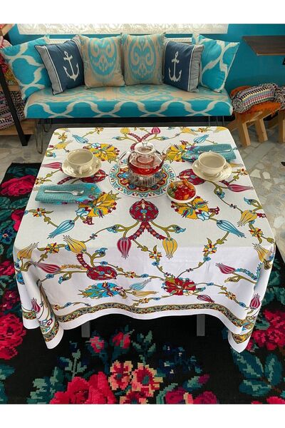 tasarımhikayecisi Beyaz Lale Desenli Kare Masa Örtüsü