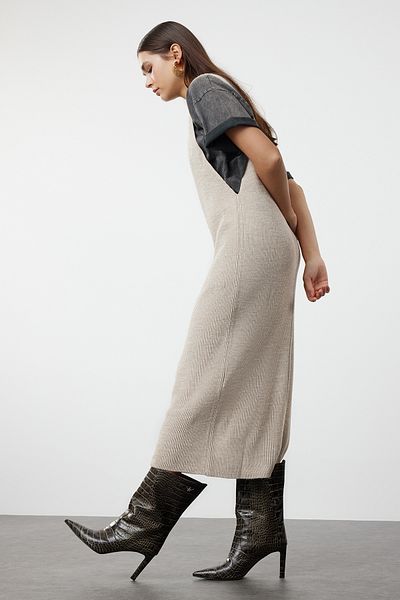 Trendyol Collection Maxi-Strickwestekleid in Steinfarbe mit V-Ausschnitt - TWOAW24EL00011