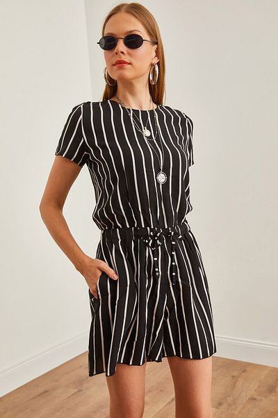 Olalook Schwarzer gestreifter Damen-Shorts-Jumpsuit mit Schnürung und tiefer Taille - TLM-19000154