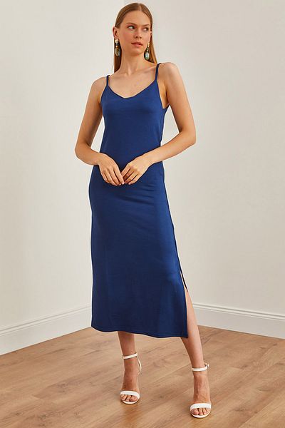 Olalook Marineblaues Midikleid mit weicher Textur und Kristallen – Träger und Schlitze ELB-19002218