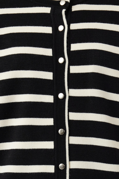 Trendyol Modest Přední pletený svetr s proužkovaným černým kamenem Tctaw25Th00001