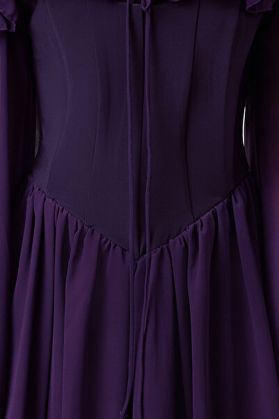 Trendyol Collection Fialové šifonové večerní šaty – střih do A, volánové a podšité, krátké stylové TPRSS23EL00096