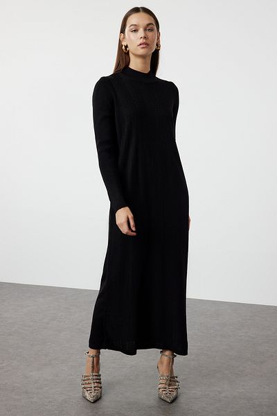 Trendyol Modest Poloviční rolák – černé úpletové šaty s vlastním vzorem TCTAW25EB00007