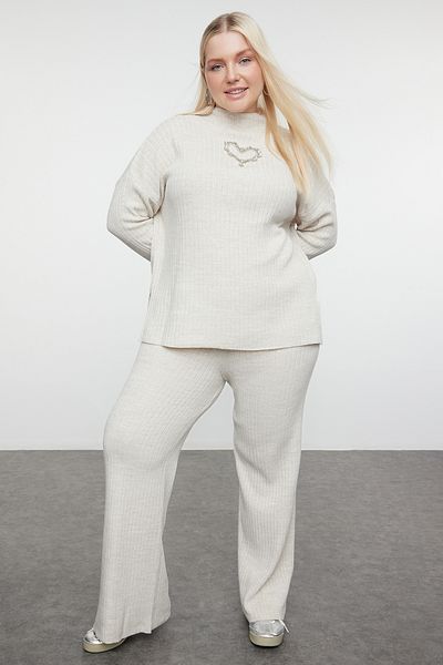 Trendyol Curve Set tricotaje bej pentru partea de sus și de jos - Accesoriu inimă cu nervuri TBBAW25CP00002