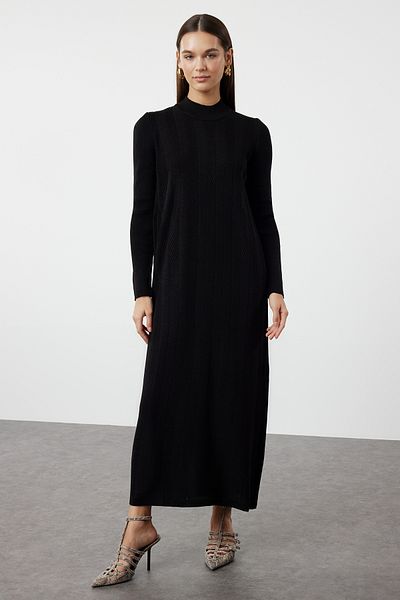 Trendyol Modest Poloviční rolák – černé úpletové šaty s vlastním vzorem TCTAW25EB00007