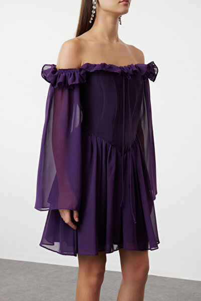 Trendyol Collection Fialové šifonové večerní šaty – střih do A, volánové a podšité, krátké stylové TPRSS23EL00096