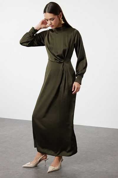 Trendyol Modest Satin-Abendkleid - Dunkelkhaki, Kordelzug in der Taille TCTSS23DB00043