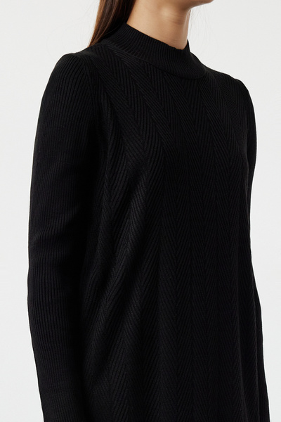 Trendyol Modest Poloviční rolák – černé úpletové šaty s vlastním vzorem TCTAW25EB00007